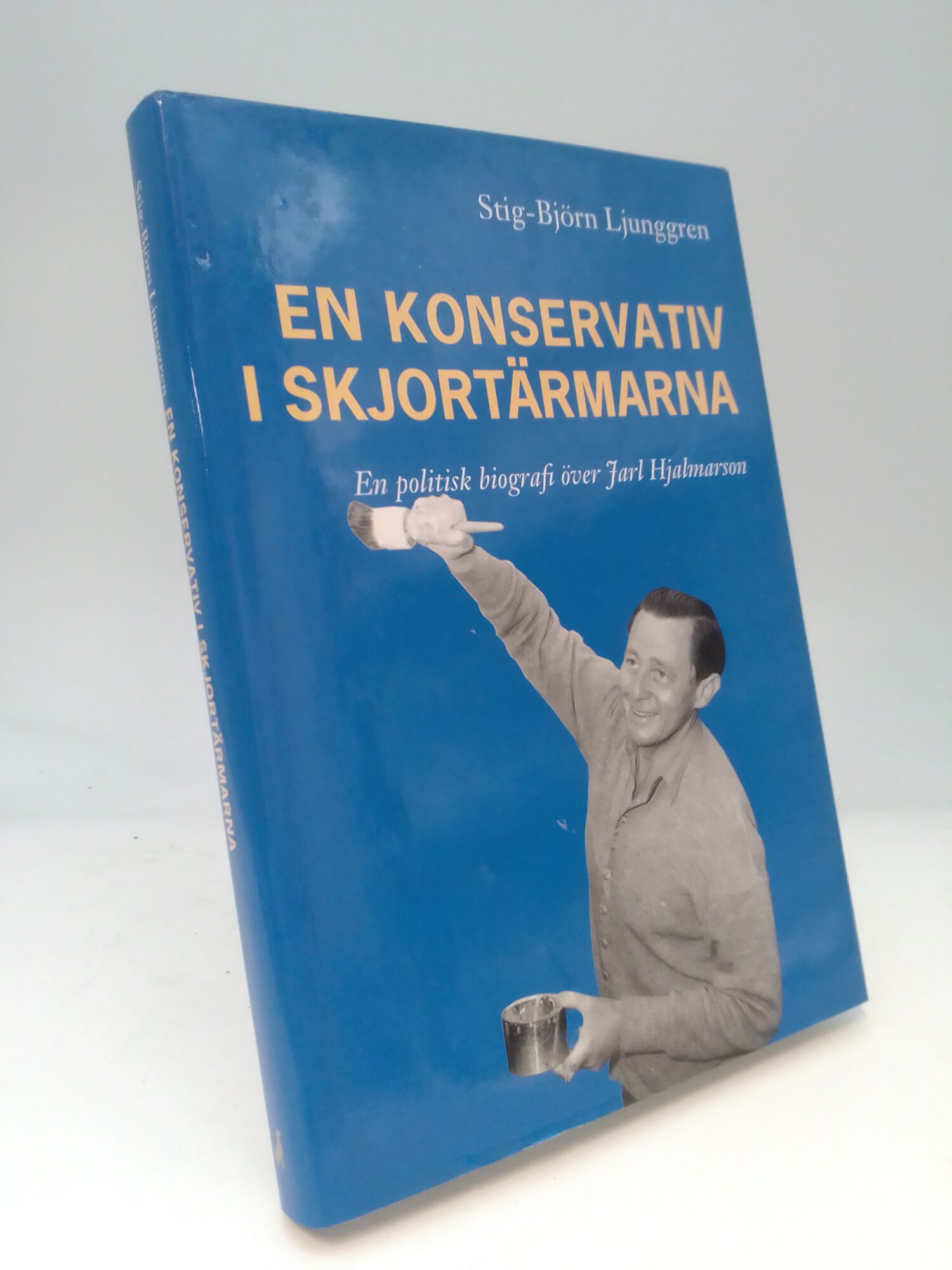 Ljunggren, Stig-Björn | En konservativ i skjortärmarna. : En politisk biografi över Jarl Hjalmarson